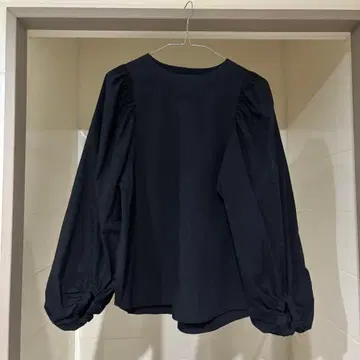 MICA&DEAL 퍼프 슬리브 블랙 긴팔 셔츠