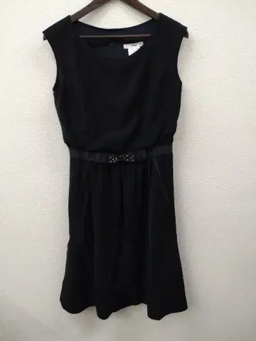 (5) 르네 블랙 슬리브리스 무릎 기장 원피스 38