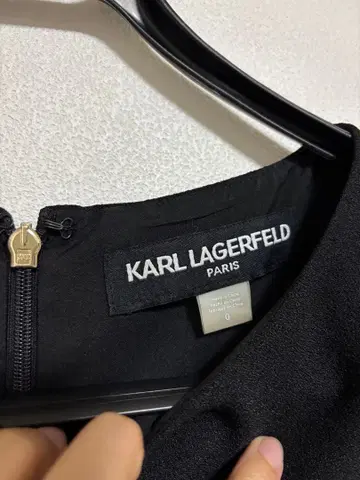 KARL LAGERFELD 블랙 슬리브리스 원피스