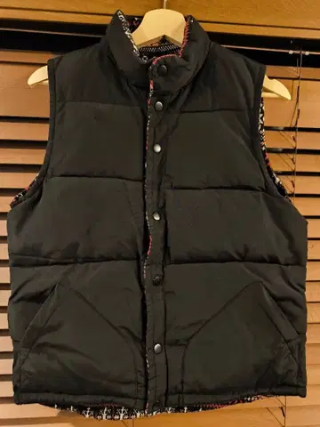 JOEY 페어아일 패턴 리버서블 다운 베스트 블랙