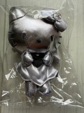 미개봉 새상품 헬로키티 블랙 엔젤 인조 가죽 마스코트 참 실버