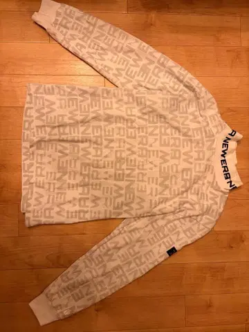 New Era 로고 포함 긴팔 셔츠 화이트