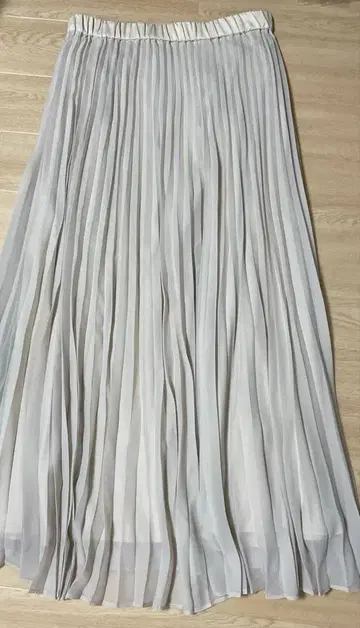라이트 그레이 플리츠 스커트