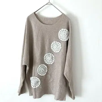 205 zero 자수풍 펄 장식 긴팔 니트 돌먼풍 개성 베이지