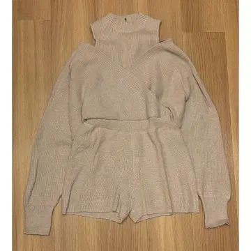 새상품급 GYDA 제이다 레이어드 니트 올인원 숏팬츠