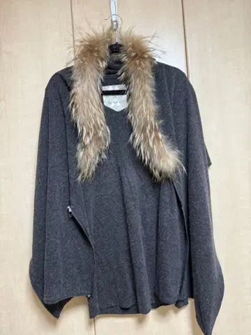 goa 퍼 다크 그레이 케이프 니트