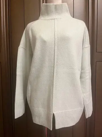 화이트 하이넥 니트 스웨터