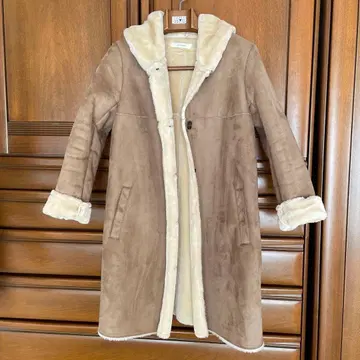 [ 새상품급 ] PINK ADOBE 브라운 후드 부착 무스탕 코트