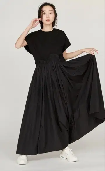 [ 완판템 ] emmi 컷 도킹 플리츠 원피스