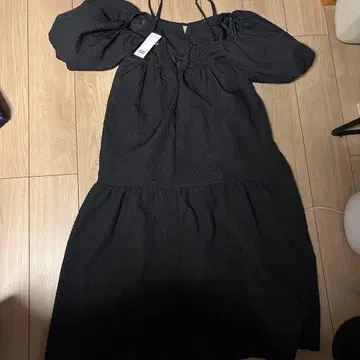 오프숄더 블랙 원피스 프릴 포함