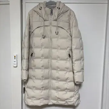 크림색 롱 코트 후드 부착