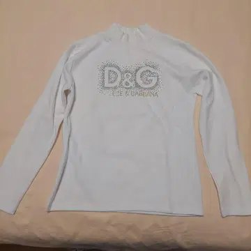D&G 화이트 긴팔 상의 겨울에 정말 귀여워요!