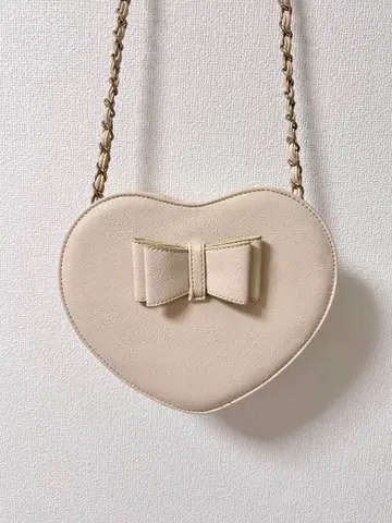 하트형 베이지 숄더백