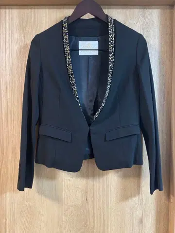 GRACE CONTINENTAL 비쥬 장식 블랙 노카라 자켓