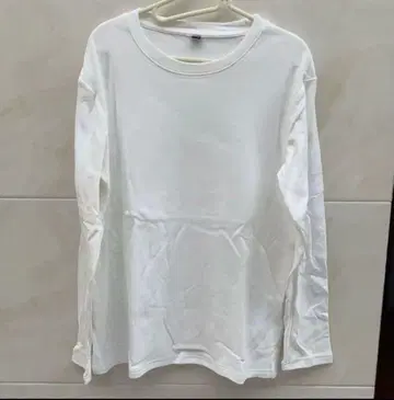 화이트 긴팔 T셔츠