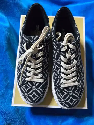 MICHAEL KORS 블랙/화이트 스니커즈