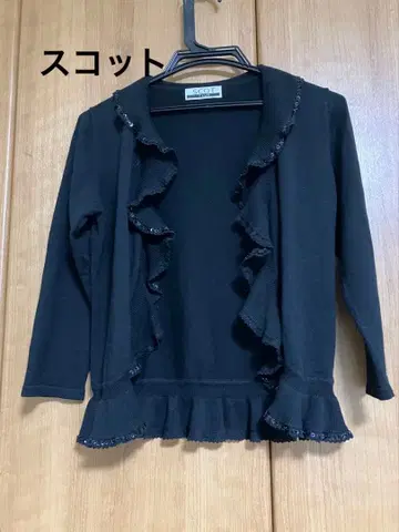 SCOT의 프릴 장식 블랙 반소매 가디건