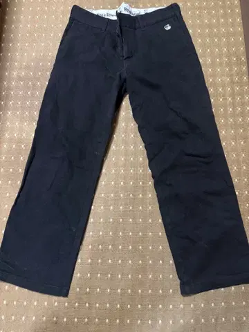 블랙 치노 팬츠 심플한 디자인