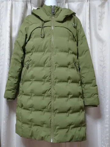 올리브 그린 후드 부착 다운 자켓