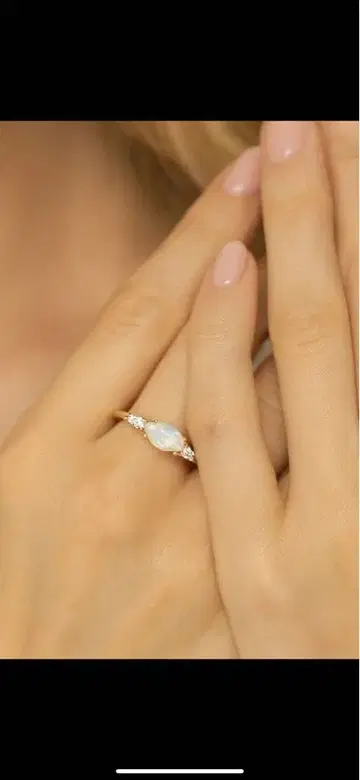 오팔과 지르코니아의 골드링