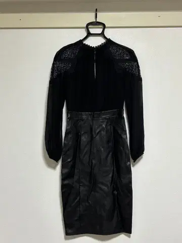 LIPSY 블랙 긴팔 무릎 기장 원피스