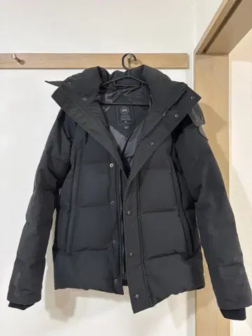 Canada Goose 윈덤 파카 블랙 라벨