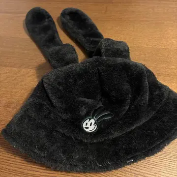 토끼 귀 달린 블랙 모자