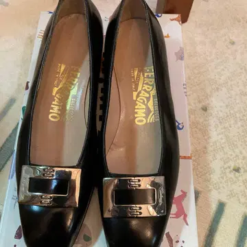 여성용 Ferragamo 펌프스 블랙 36 새상품급