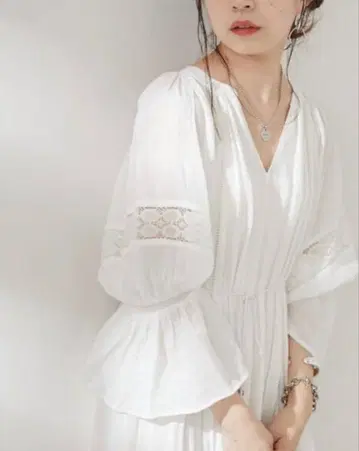 CHICO 화이트 V넥 플레어 슬리브 원피스