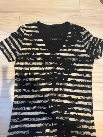 이나바 씨 착용 모델 NOID 크랙 보더 T셔츠 V넥