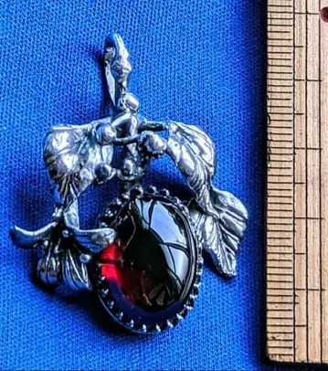 나나 님 펜던트입니다