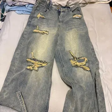 데미지 가공 라이트 블루 와이드 데님 팬츠