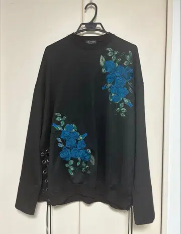 Ado HARE 콜라보 맨투맨 파랑 장미 자수