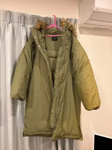 올리브 그린 퍼 달린 롱 다운 자켓