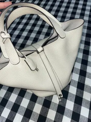화이트 가죽 핸드백