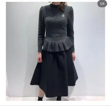 그레이 프릴 장식 페플럼 니트