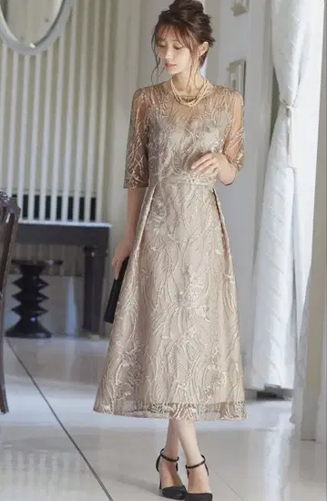 자수 들어간 베이지 드레스