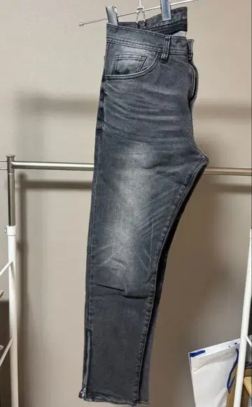 나노 유니버스 그레이 데미지 가공 슬림핏 데님