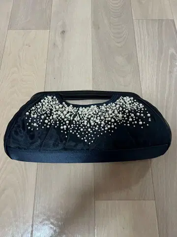 SHIPS 펄 장식 블랙 클러치백