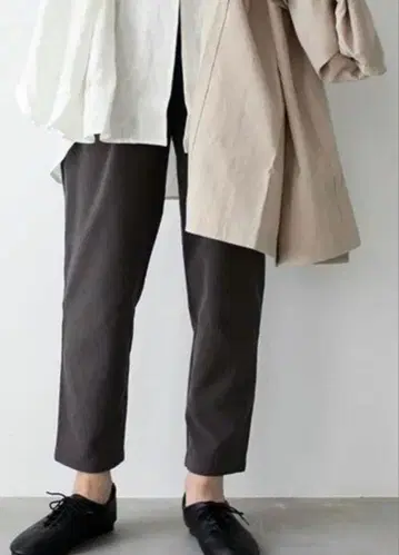 에붐에바 코튼 내로우 턱 팬츠 블랙 2022 사이즈 1