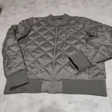 유니클로 그레이 퀼팅 봄버 자켓 페더 10% 다운 90%