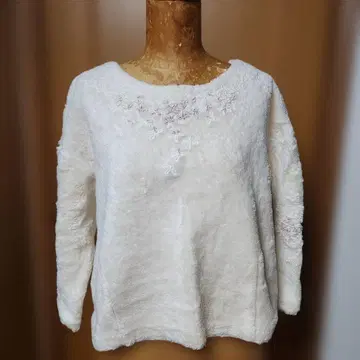 사엘라의 앙리코 꽃무늬 자수 화이트 반소매 상의