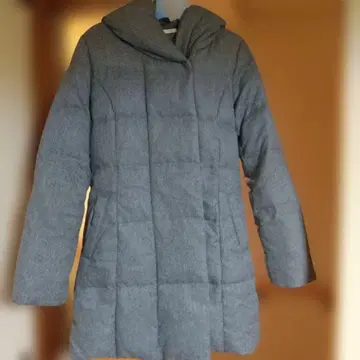 후드 부착 그레이 퀼팅 다운 자켓