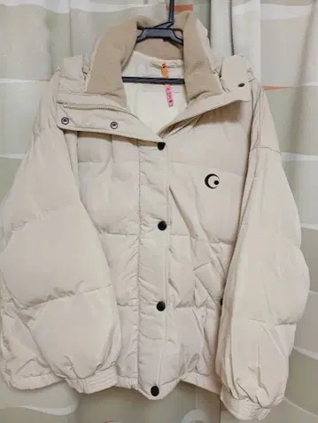 코코딜 베이지 다운 자켓 후드 부착