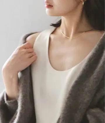 NOBLE 루나 새틴 데콜테 2WAY 상의