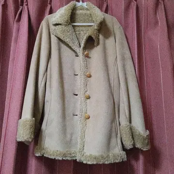 무스탕풍 베이지 코트