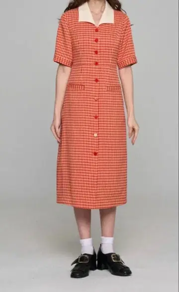 빨간색과 화이트 체크 무늬 미디 기장 원피스