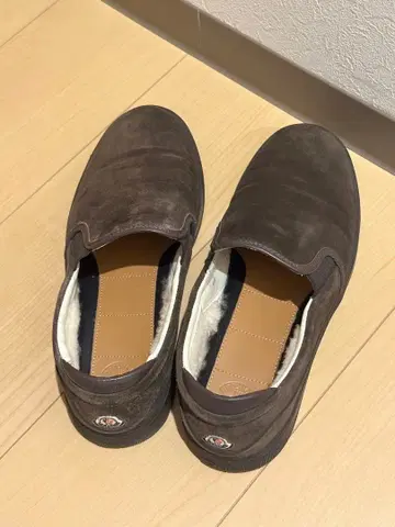 MONCLER 스웨이드 슬립온 브라운