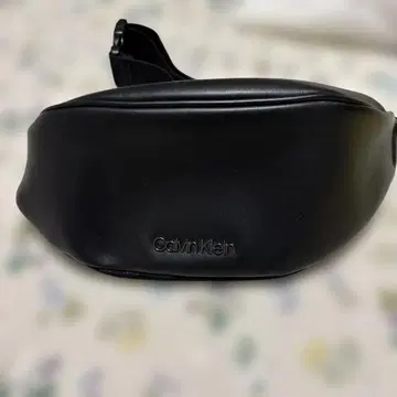 Calvin Klein 바디백 블랙