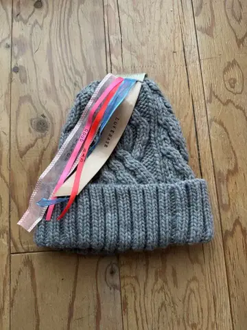 그레이 케이블 짜임 니트 모자 리본 포함